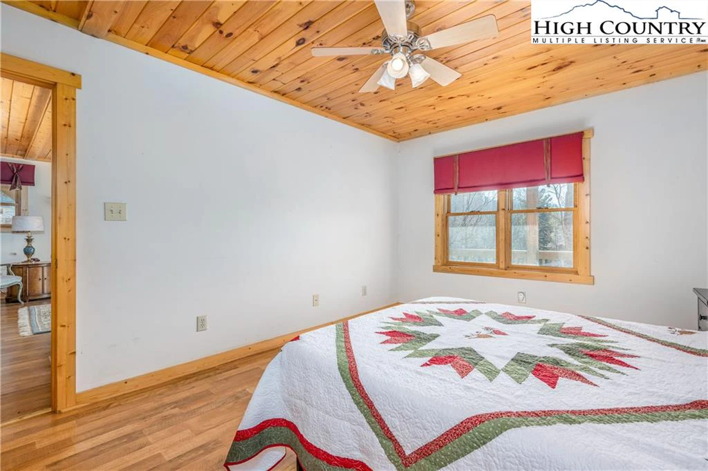 Image number 15 for the current listing