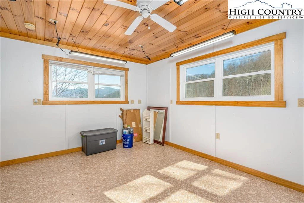 Image number 19 for the current listing