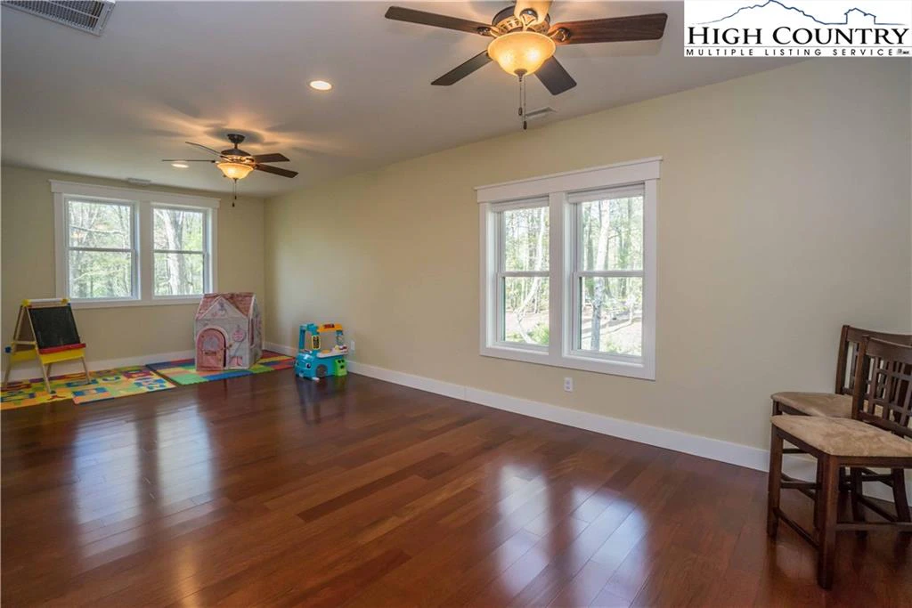 Image number 11 for the current listing