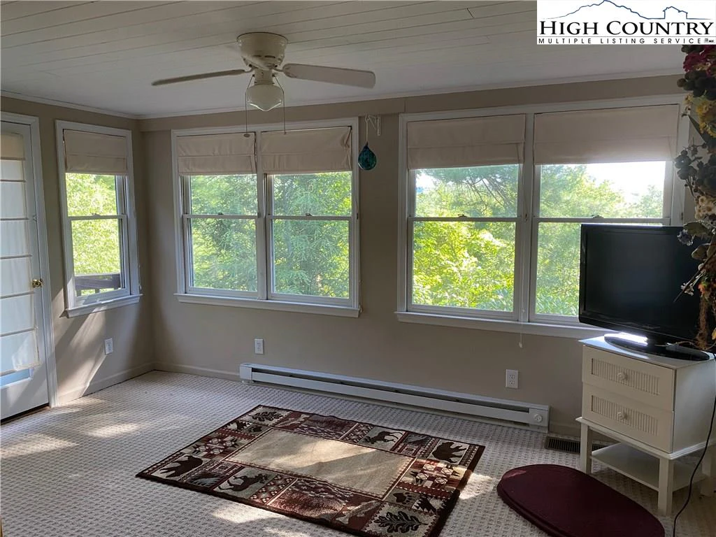 Image number 14 for the current listing