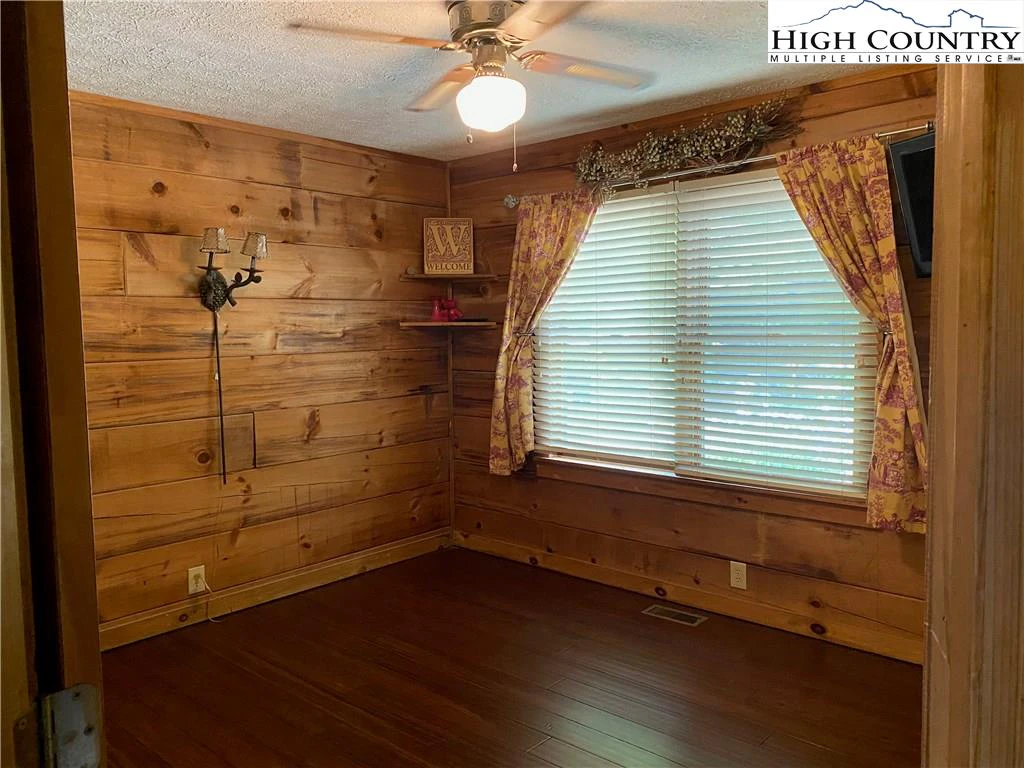 Image number 9 for the current listing