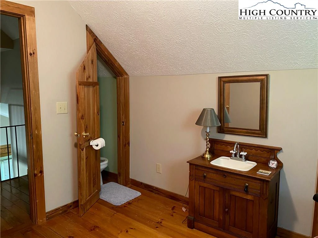 Image number 5 for the current listing