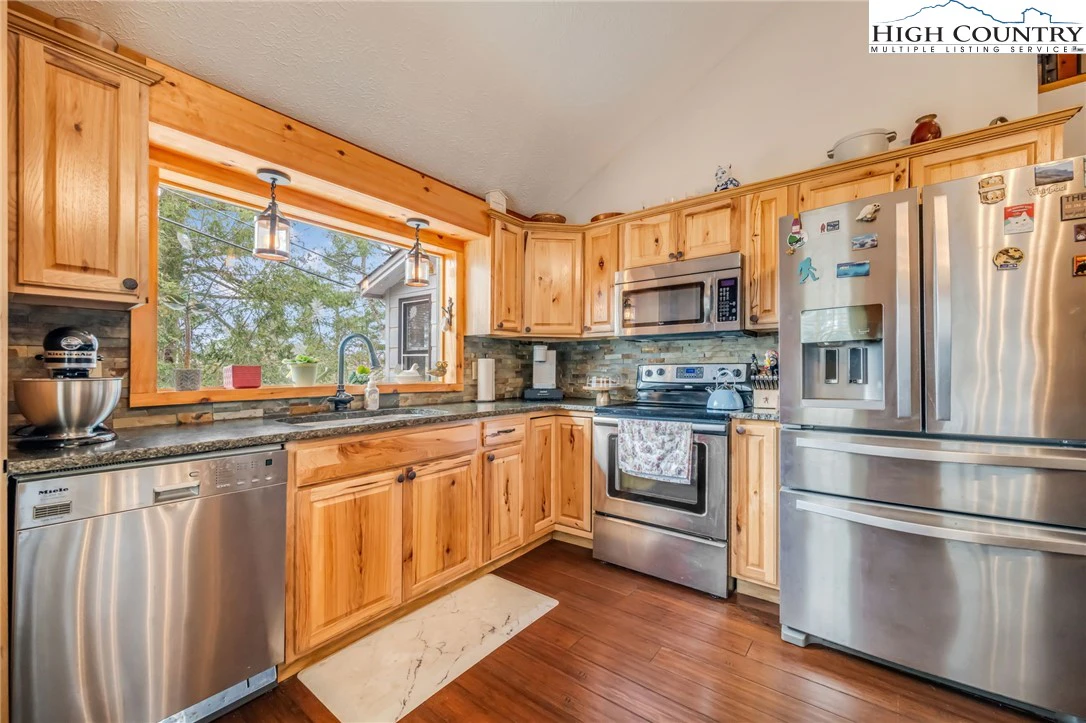 Image number 18 for the current listing