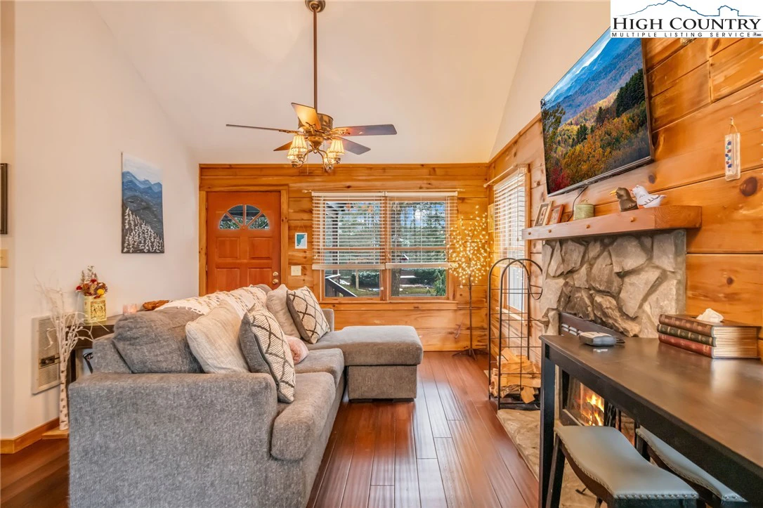 Image number 2 for the current listing