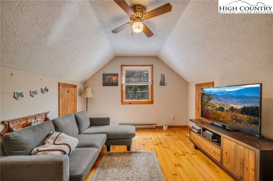 Image number 4 for the current listing