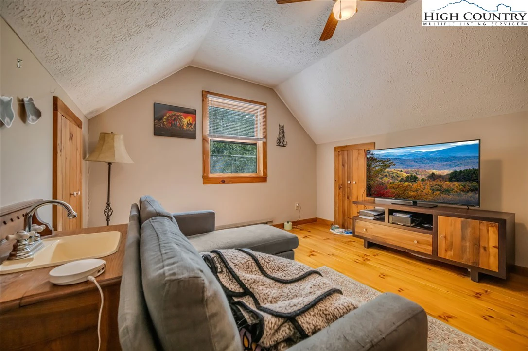 Image number 3 for the current listing