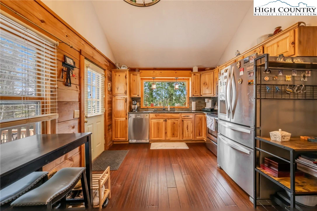 Image number 19 for the current listing