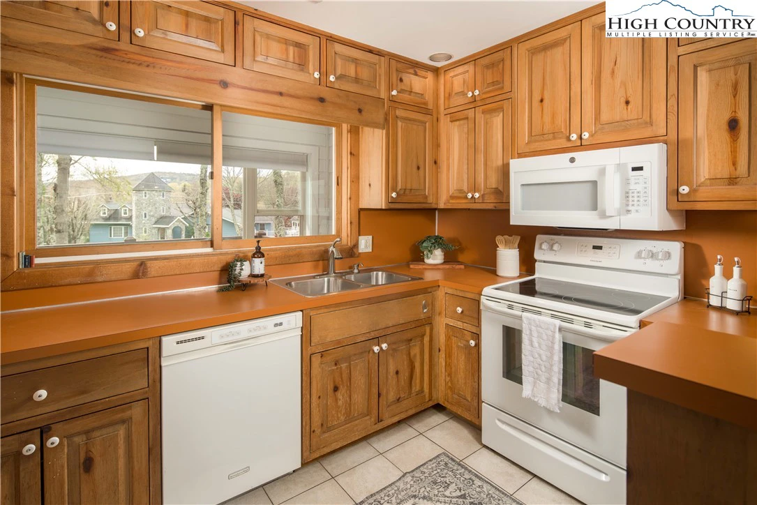 Image number 2 for the current listing