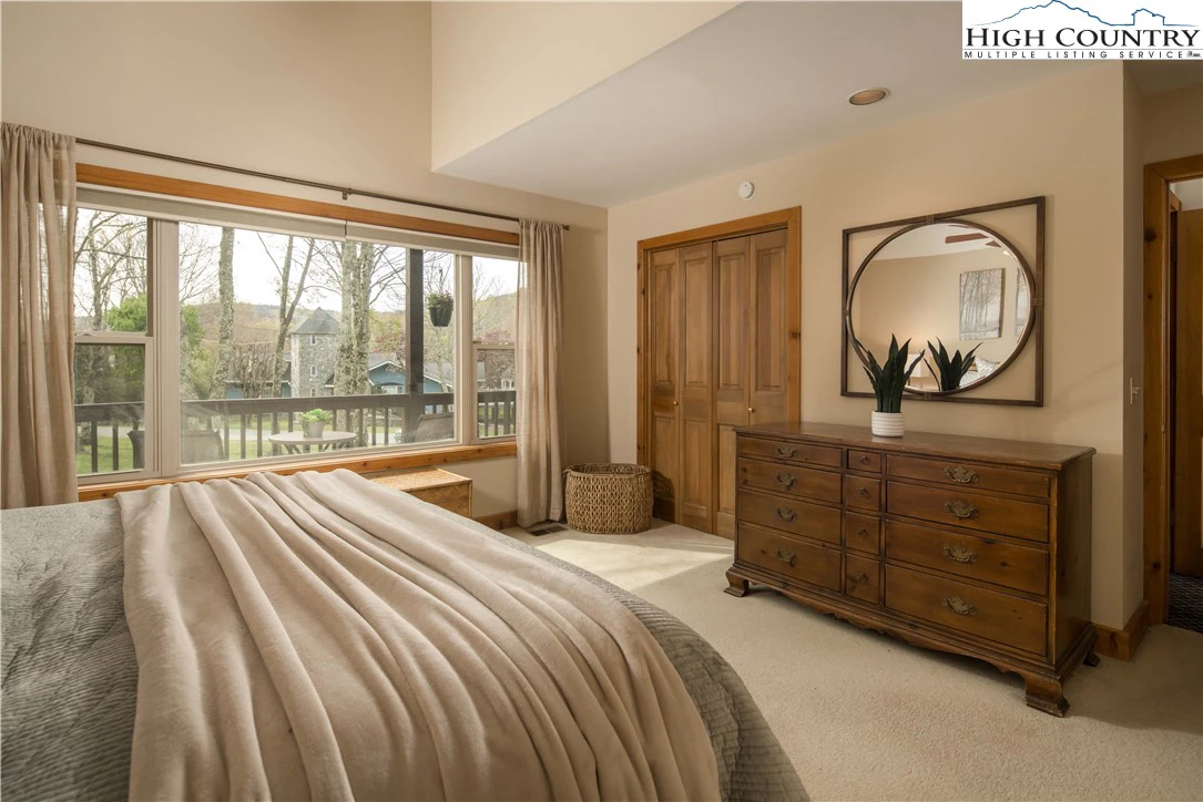 Image number 46 for the current listing