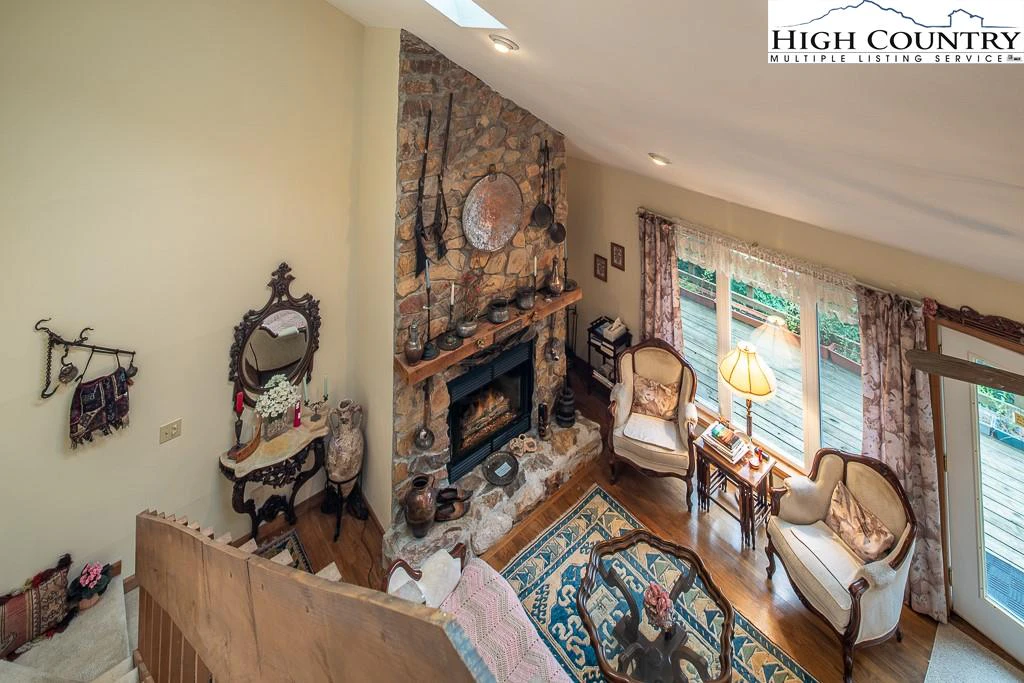 Image number 18 for the current listing