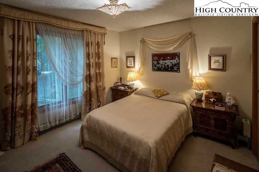 Image number 4 for the current listing