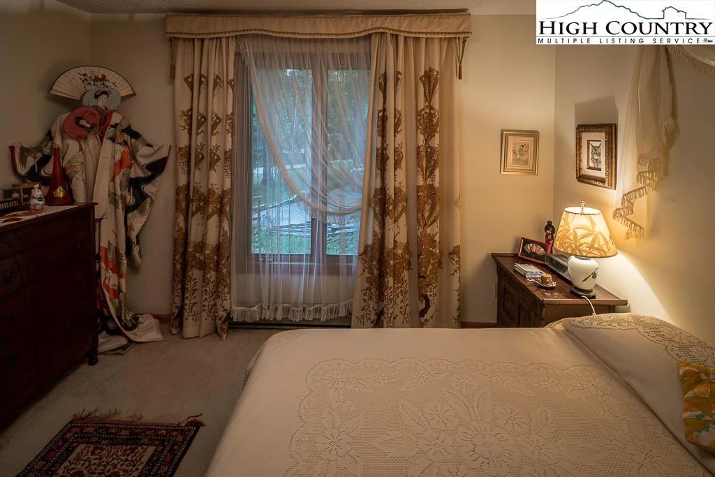 Image number 5 for the current listing