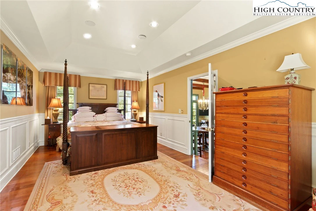 Image number 14 for the current listing