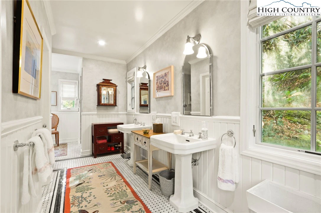 Image number 3 for the current listing