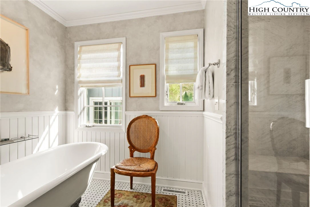 Image number 4 for the current listing