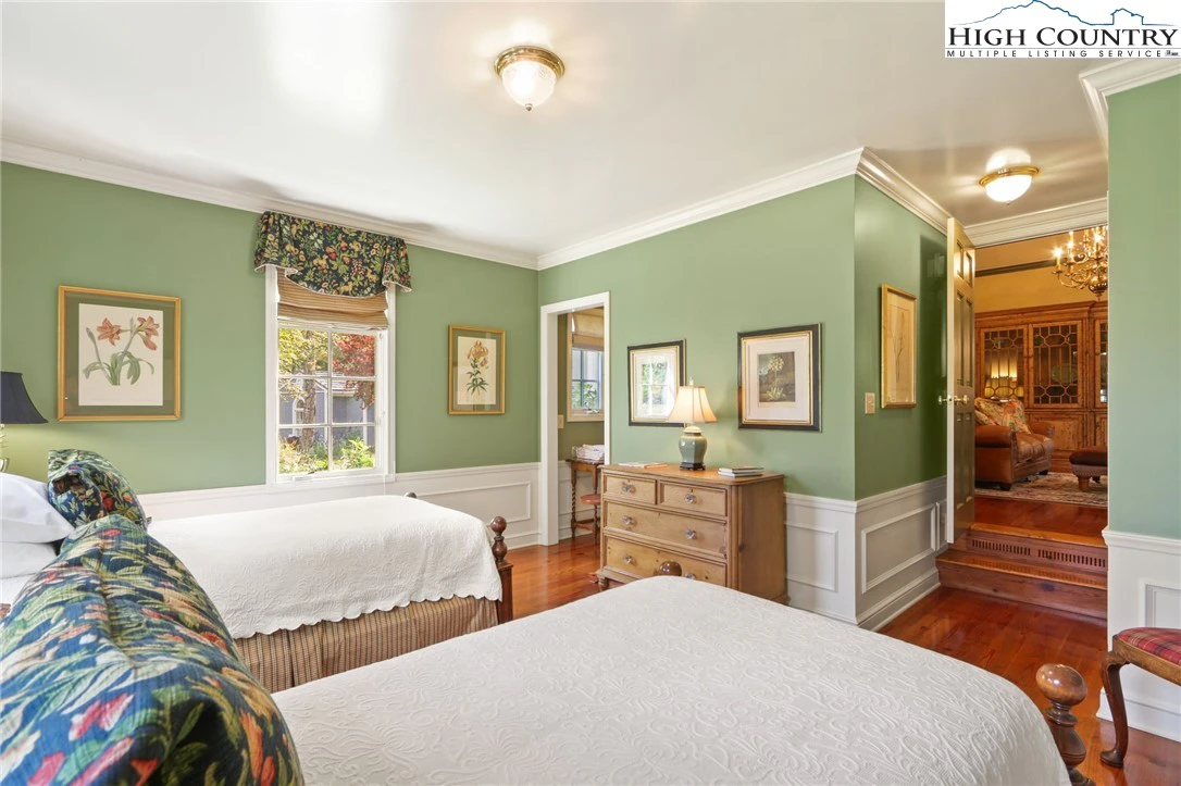 Image number 7 for the current listing