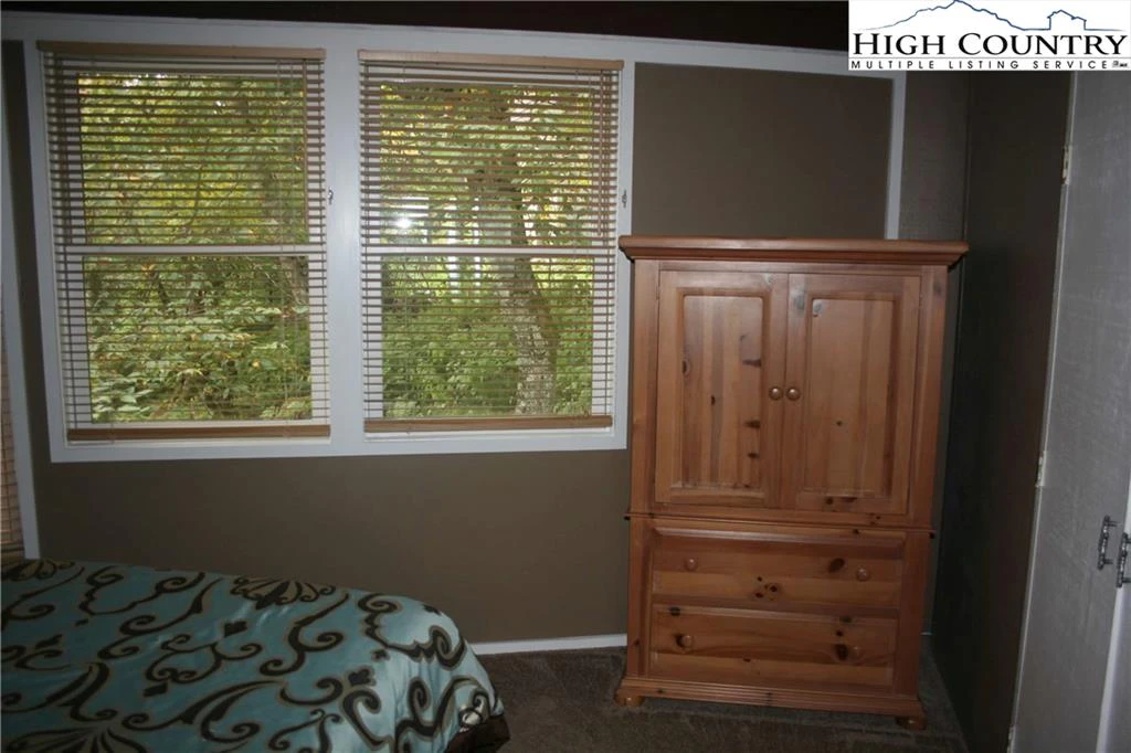 Image number 13 for the current listing