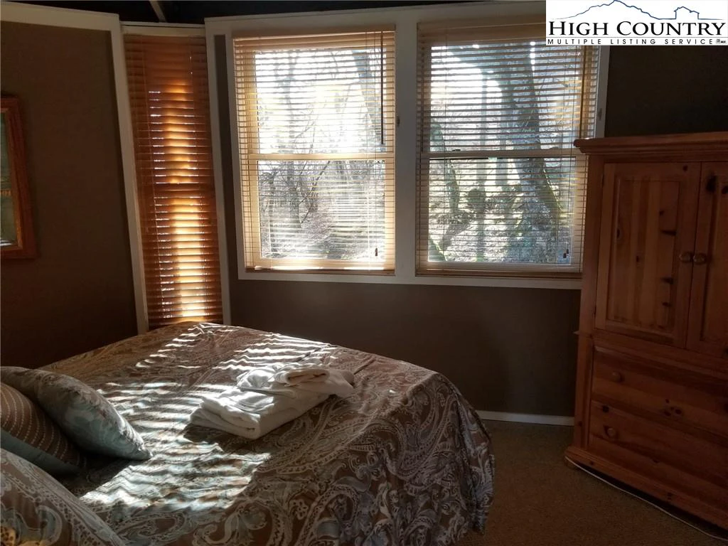 Image number 4 for the current listing