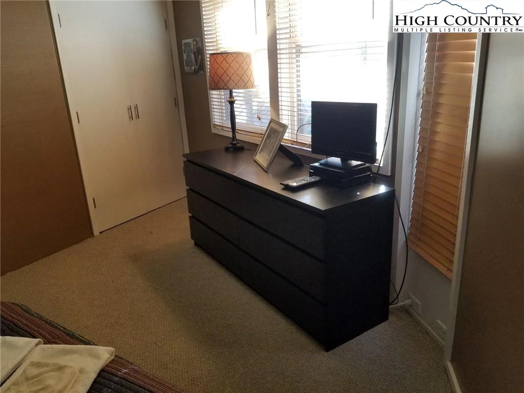 Image number 7 for the current listing