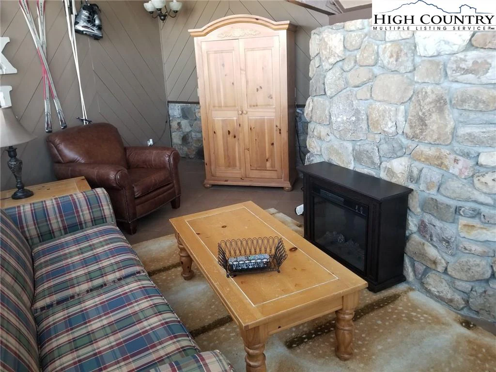 Image number 10 for the current listing
