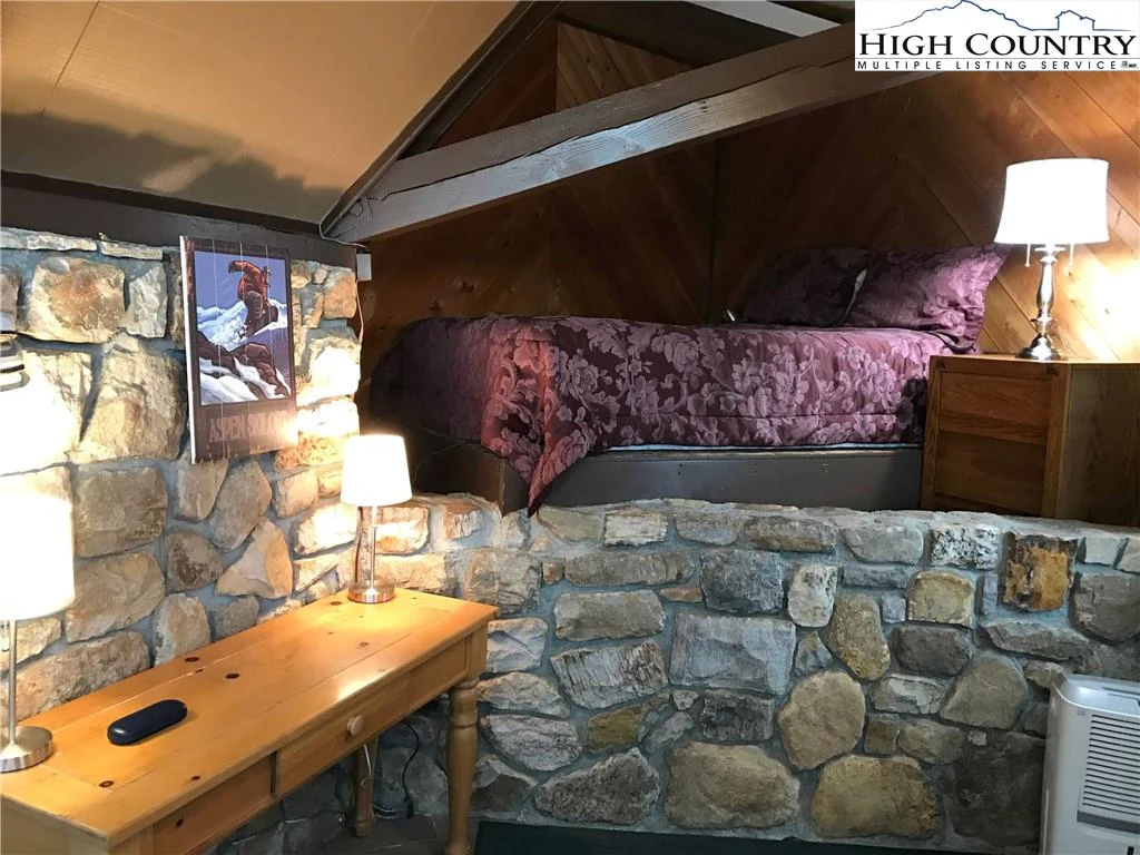 Image number 14 for the current listing