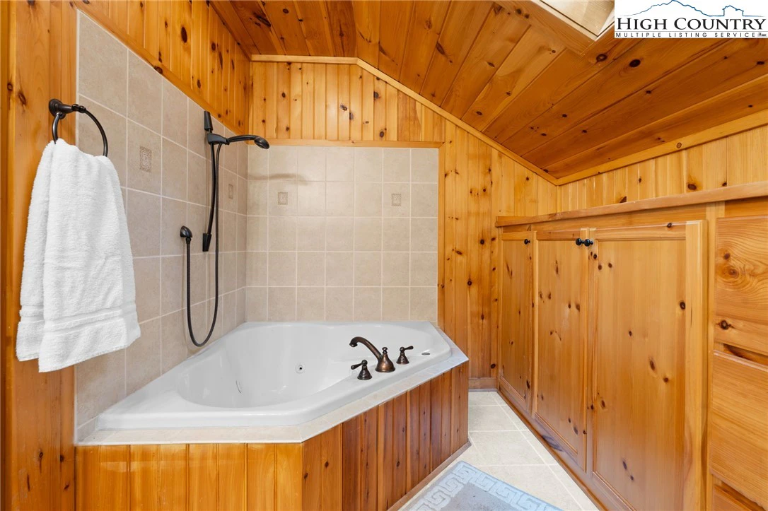 Image number 6 for the current listing