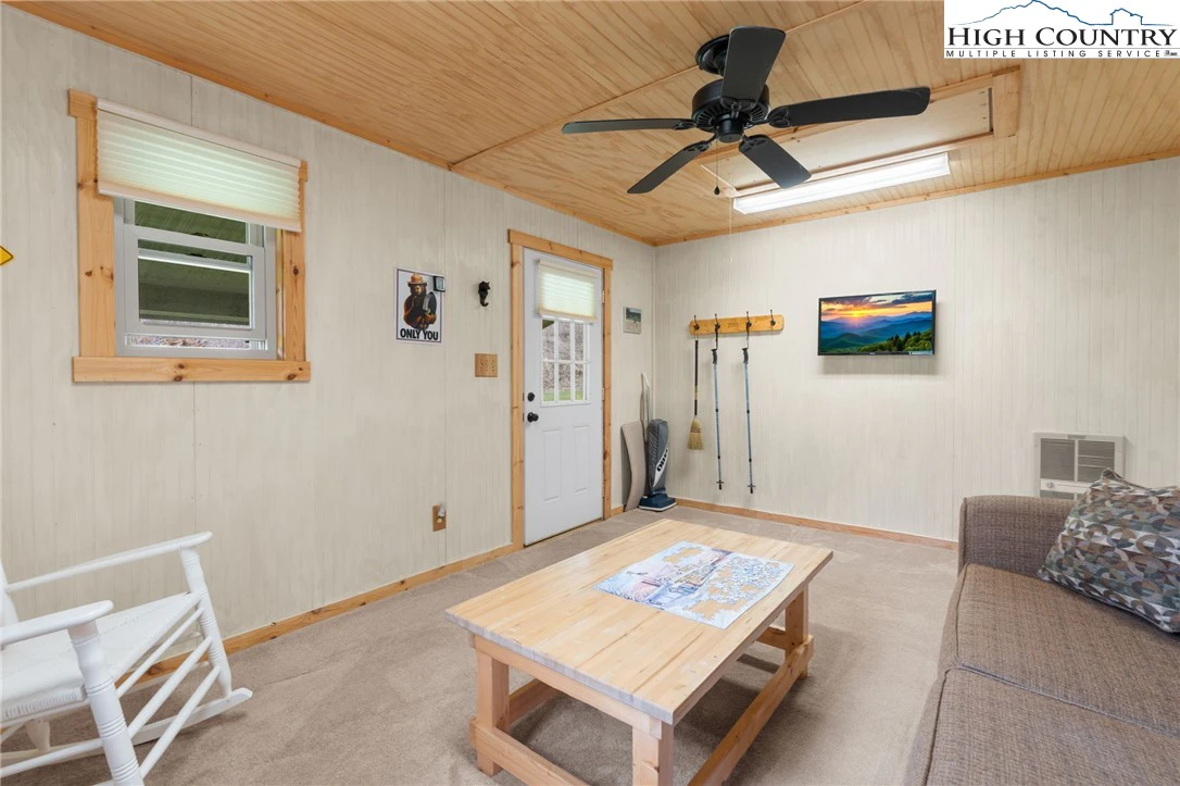 Image number 16 for the current listing