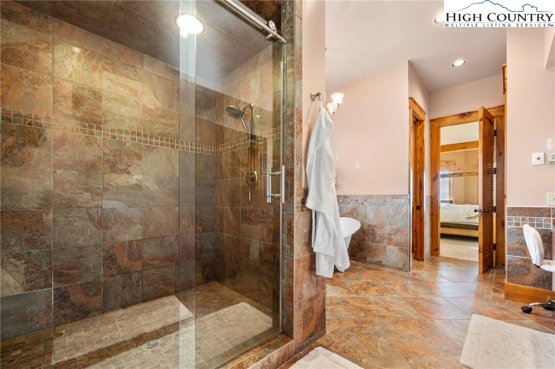 Image number 3 for the current listing