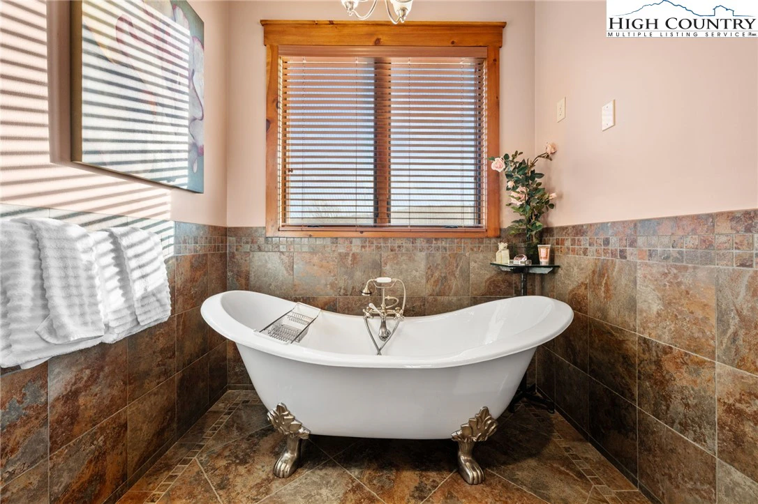 Image number 4 for the current listing