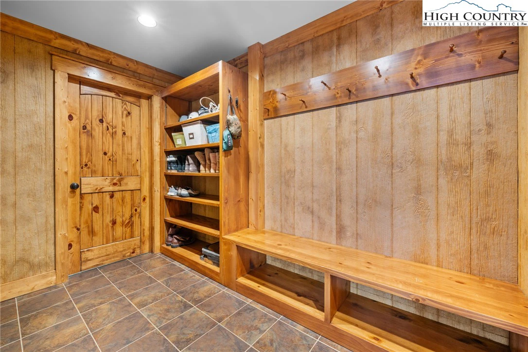 Image number 19 for the current listing