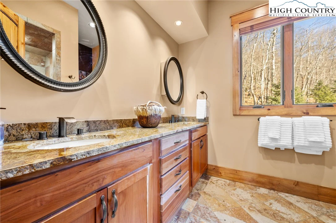 Image number 7 for the current listing