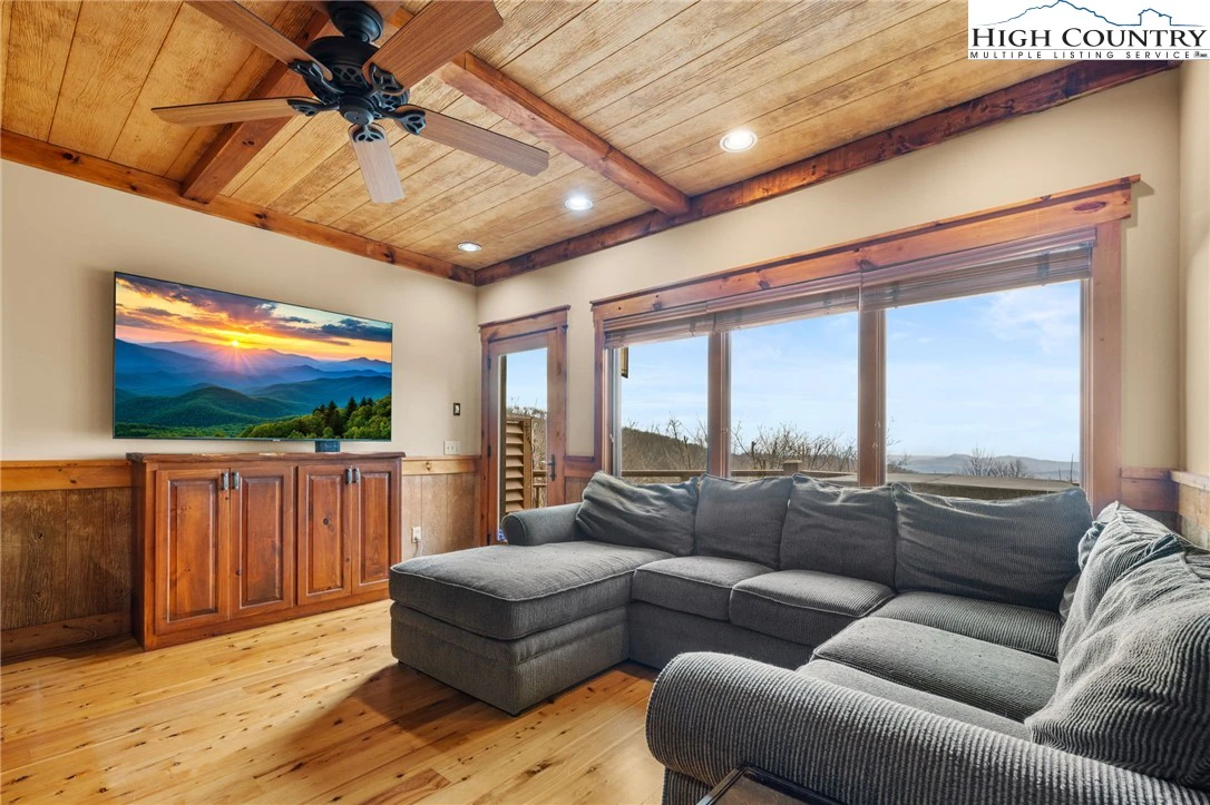 Image number 9 for the current listing
