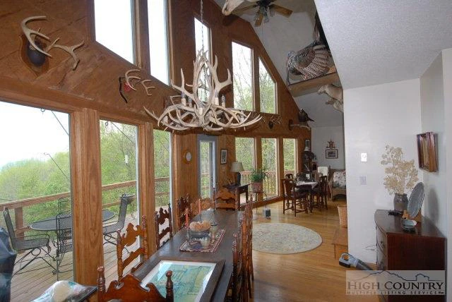 Image number 9 for the current listing