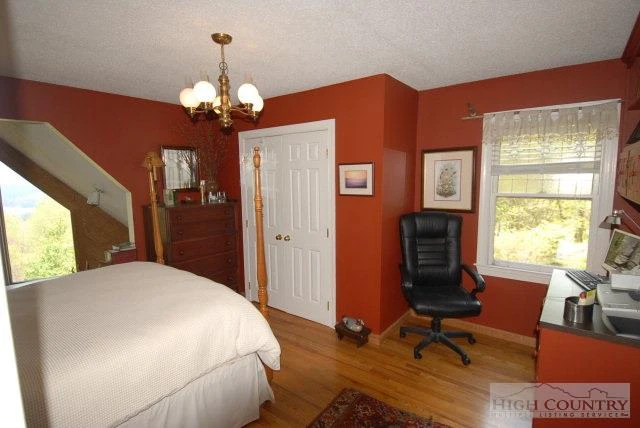 Image number 3 for the current listing