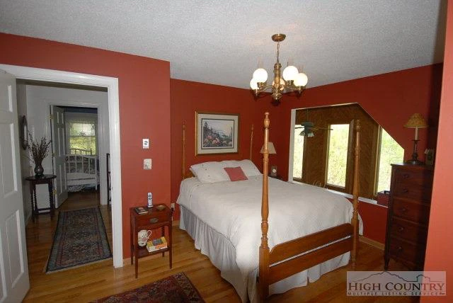 Image number 17 for the current listing