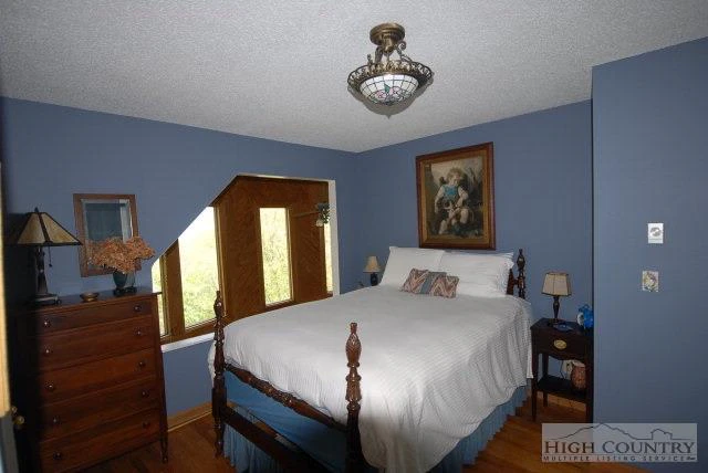 Image number 16 for the current listing