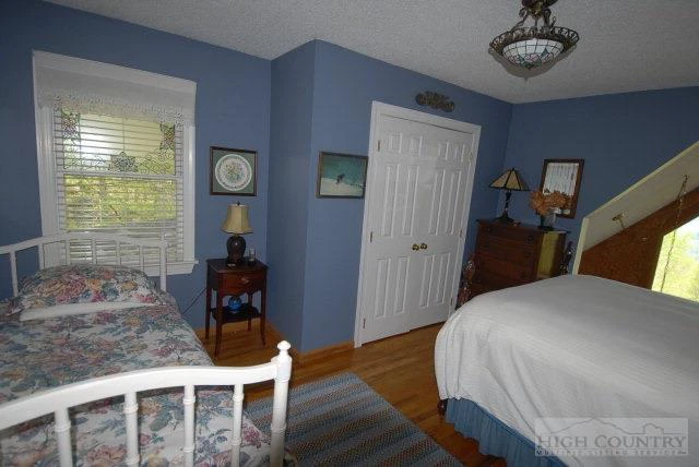 Image number 15 for the current listing