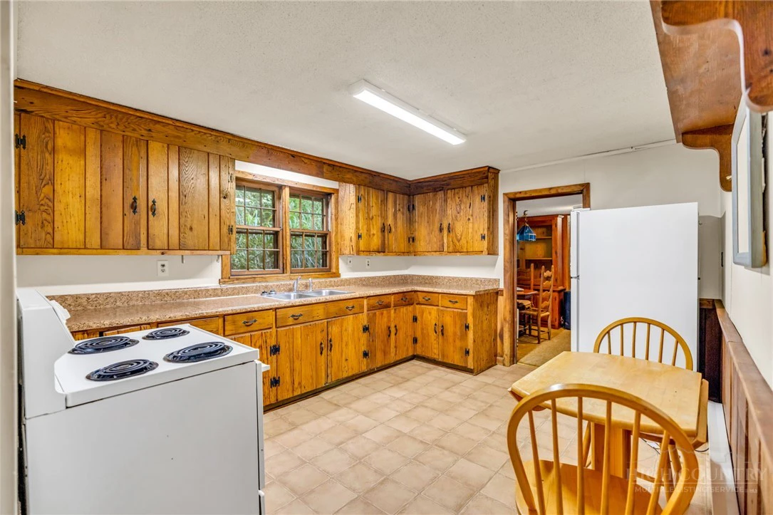 Image number 16 for the current listing