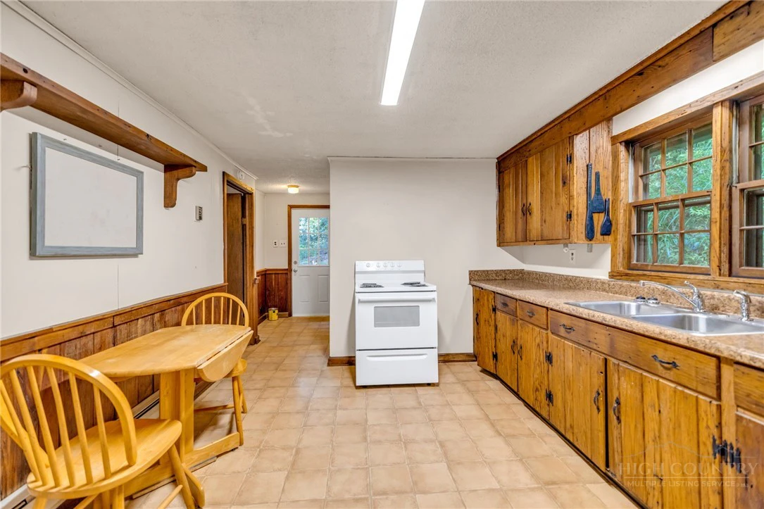 Image number 17 for the current listing