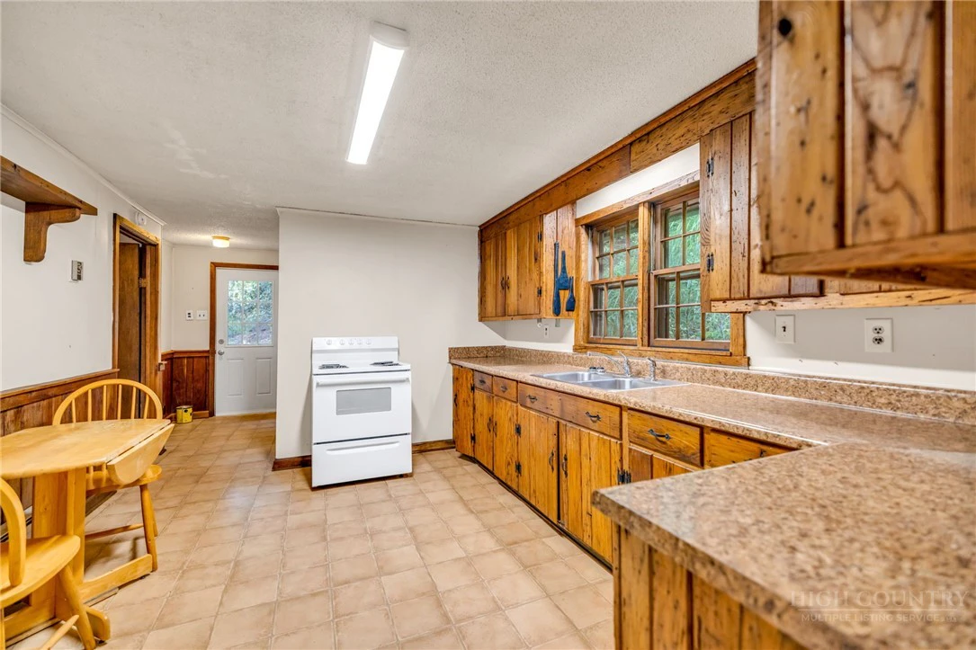 Image number 18 for the current listing
