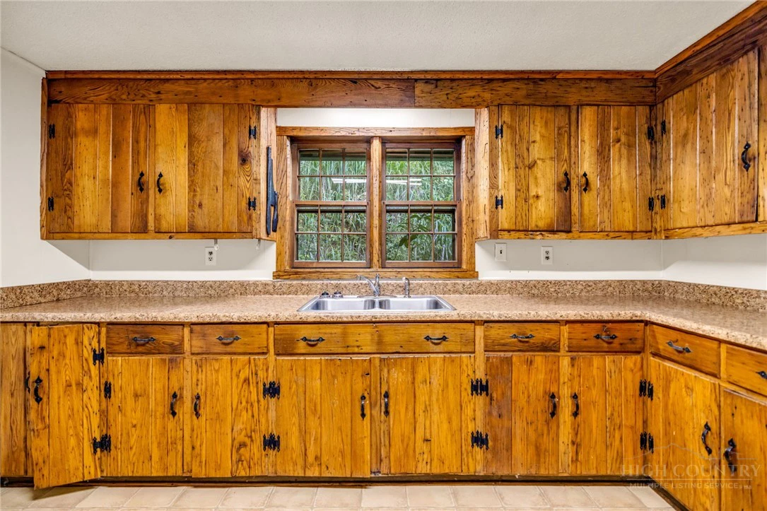 Image number 19 for the current listing