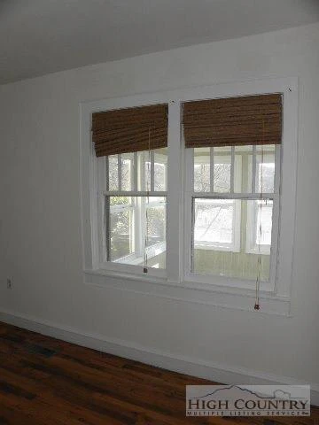 Image number 3 for the current listing