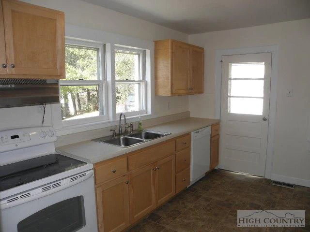 Image number 13 for the current listing