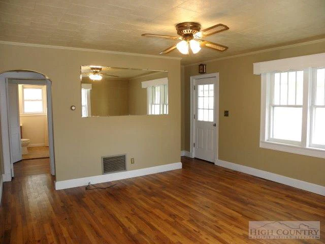 Image number 17 for the current listing