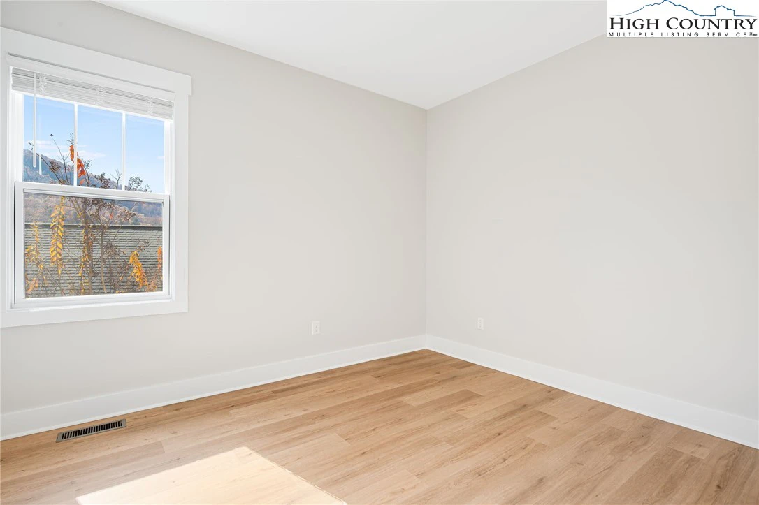 Image number 14 for the current listing