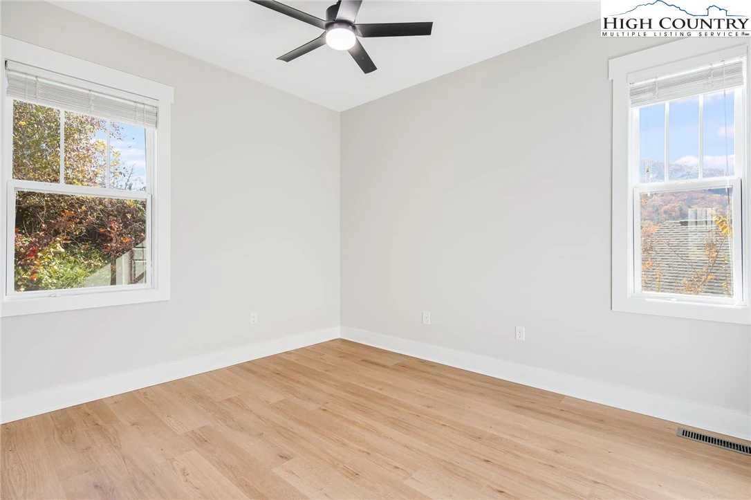 Image number 11 for the current listing