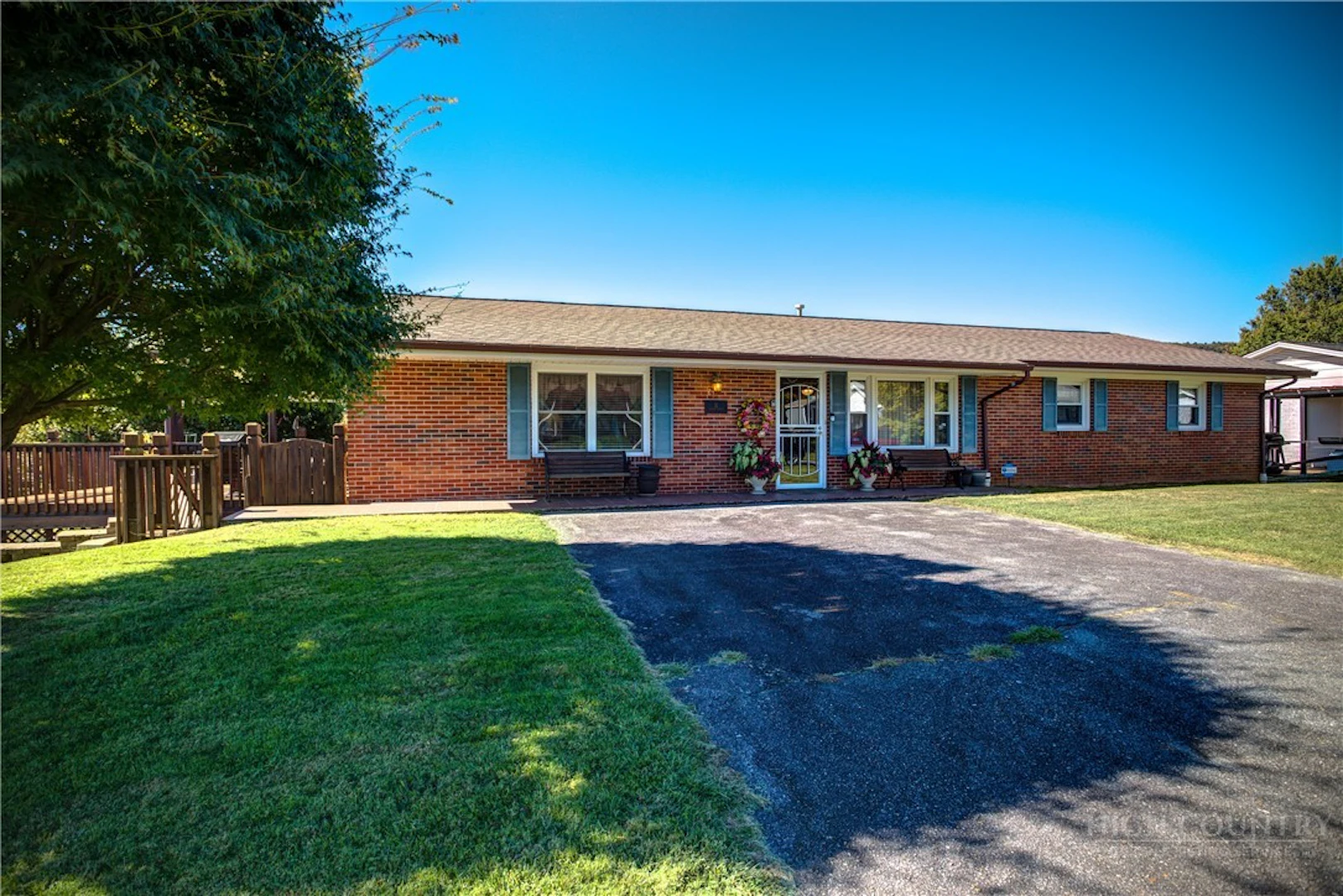 Image number 1 for the current listing