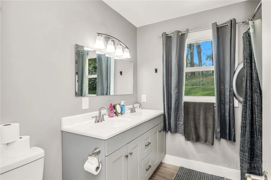 Image number 2 for the current listing