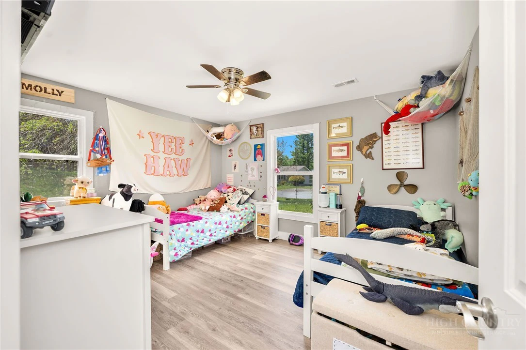 Image number 3 for the current listing