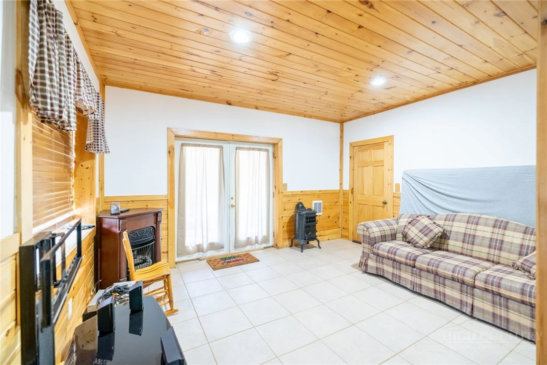 Image number 11 for the current listing